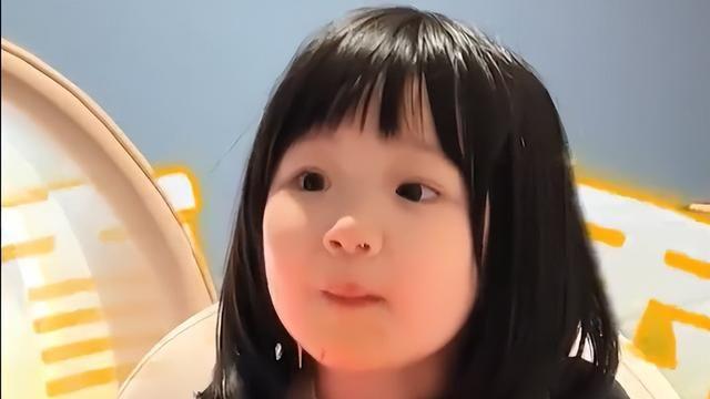 王祖蓝|王祖蓝一家出门聚餐，和李亚男互叫昵称表白比心，俩女儿变超漂亮