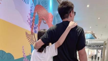 贾乃亮晒父女合影，10岁甜馨瘦成麻杆腿，李小璐忙健身秀好身材！