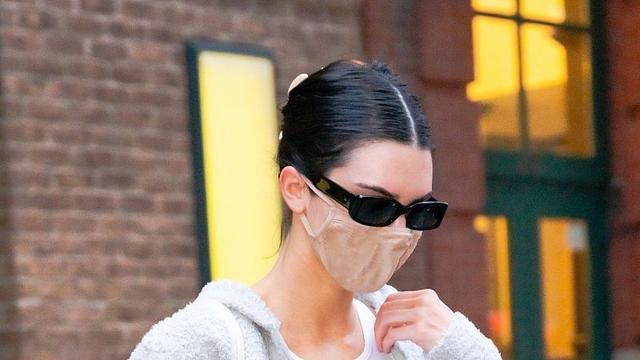 肯达尔·詹娜|肯达尔詹娜晒美照，双手拿伞，被网友嘲笑