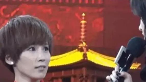 近日，一张照片在网络上疯传，照片中的谢楠看着刘亦菲.