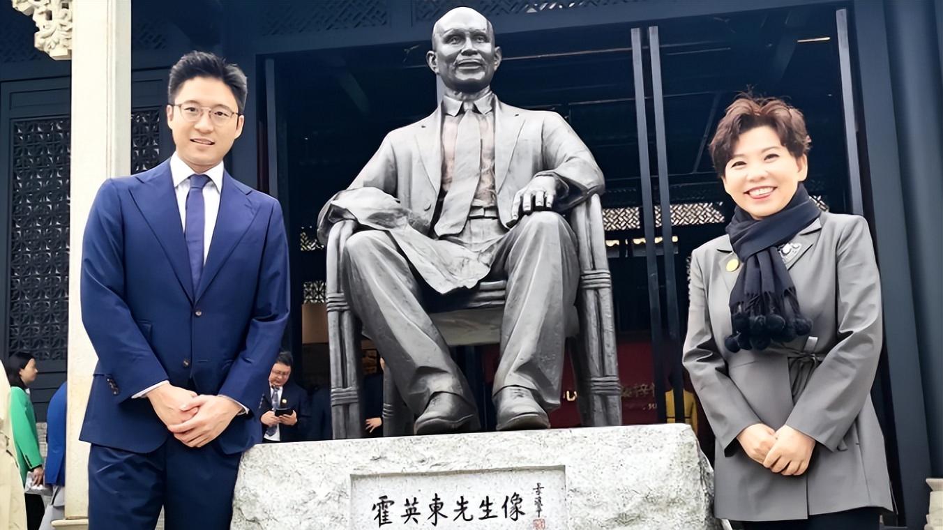 50岁邓亚萍近照，久违同框郭晶晶！与香港豪门熟络，状态好年轻