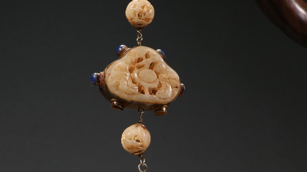 |辽金 和田玉包金一路莲科挂件。