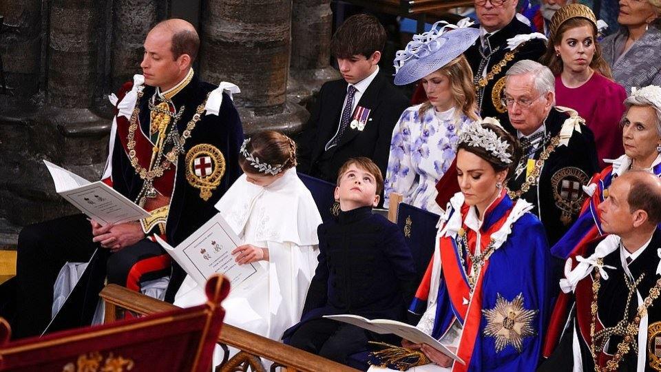 |5岁路易小王子和姐姐手拉手！穿军装帅气又乖巧，打哈欠被抓正着