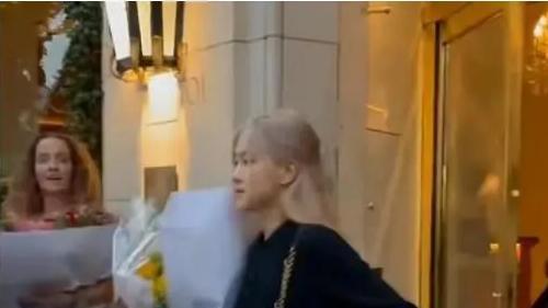 Lisa疯马秀首秀燃爆全场，尺度惊人无下限，众多明星嘉宾前来捧场