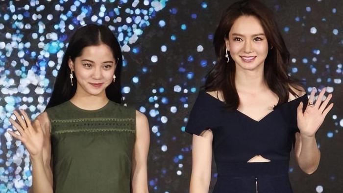 戚薇|“少女胯”与“妇女胯”有何区别？看当红女明星的站姿，一看就知