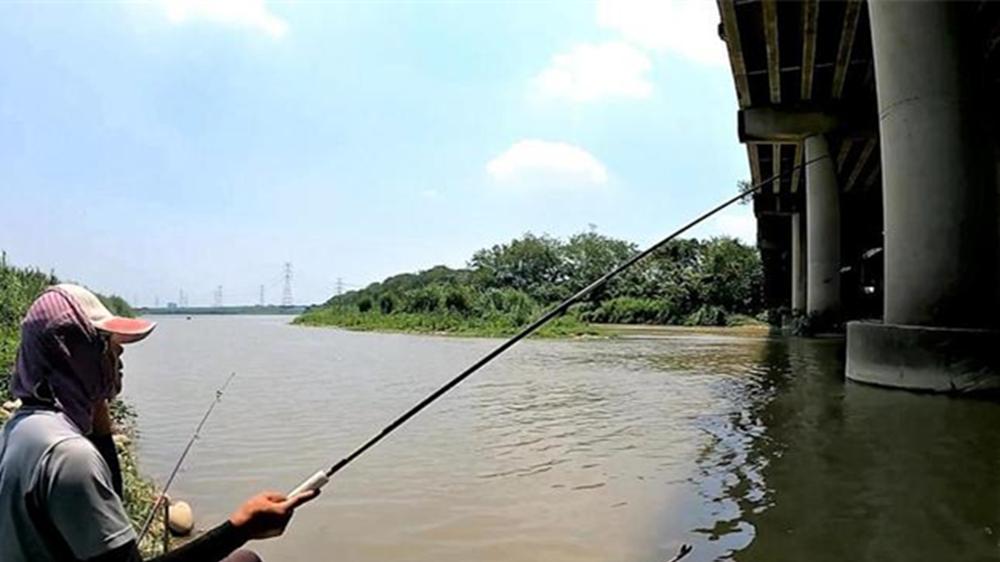 夏季钓鱼，避开3种天气2种钓位，“空军”找不到你