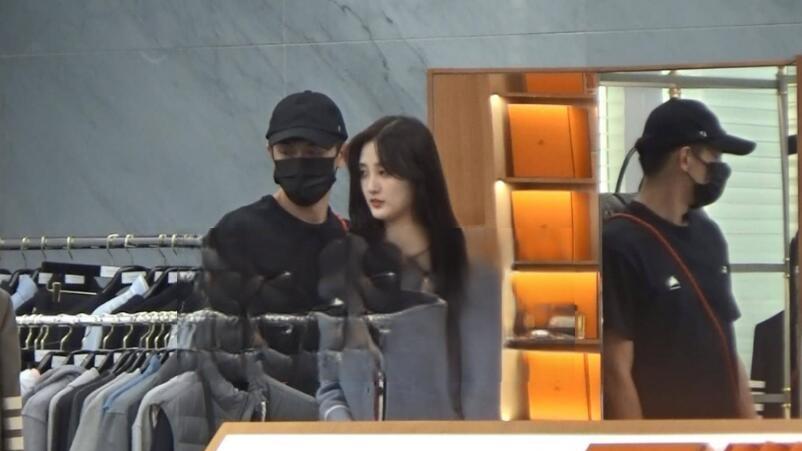 林更新新恋情曝光！与女友牵手逛街超宠溺，女方颜值高酷似章泽天