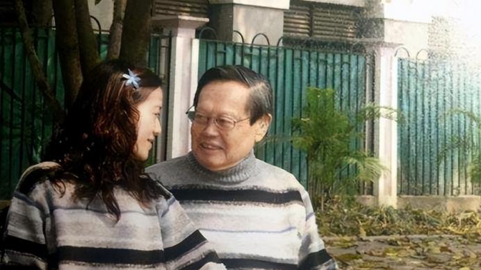 与杨振宁无血缘？翁帆生子照流出，五官像极前夫，难怪着急离婚