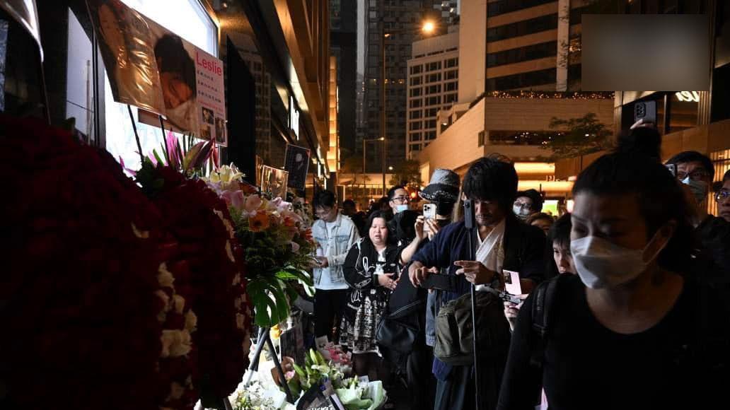 张国荣|张国荣悼念现场一片花海云集上千歌迷，黎明张卫健梁咏琪等人现身