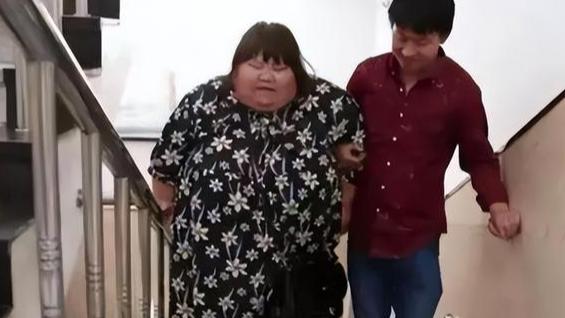 女孩 大龄剩男娶校花当媳妇，当公主一样宠着，结果从160斤养到300斤