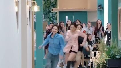 芝芙|浪姐4刘逸云芝芙跑着抢同一首歌？芝芙不慎摔倒，总算赢了0.01秒