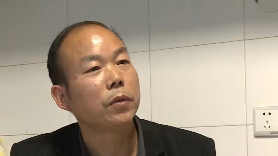 大叔谎称单身带舞伴回家同居，不料舞伴赖着不走，还索要10万赔偿