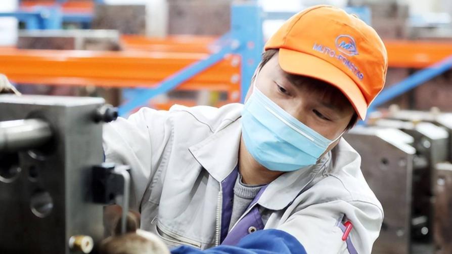 招聘|一家三代烟草人被夸有奉献精神，网友却不服：我想奉献也没机会啊