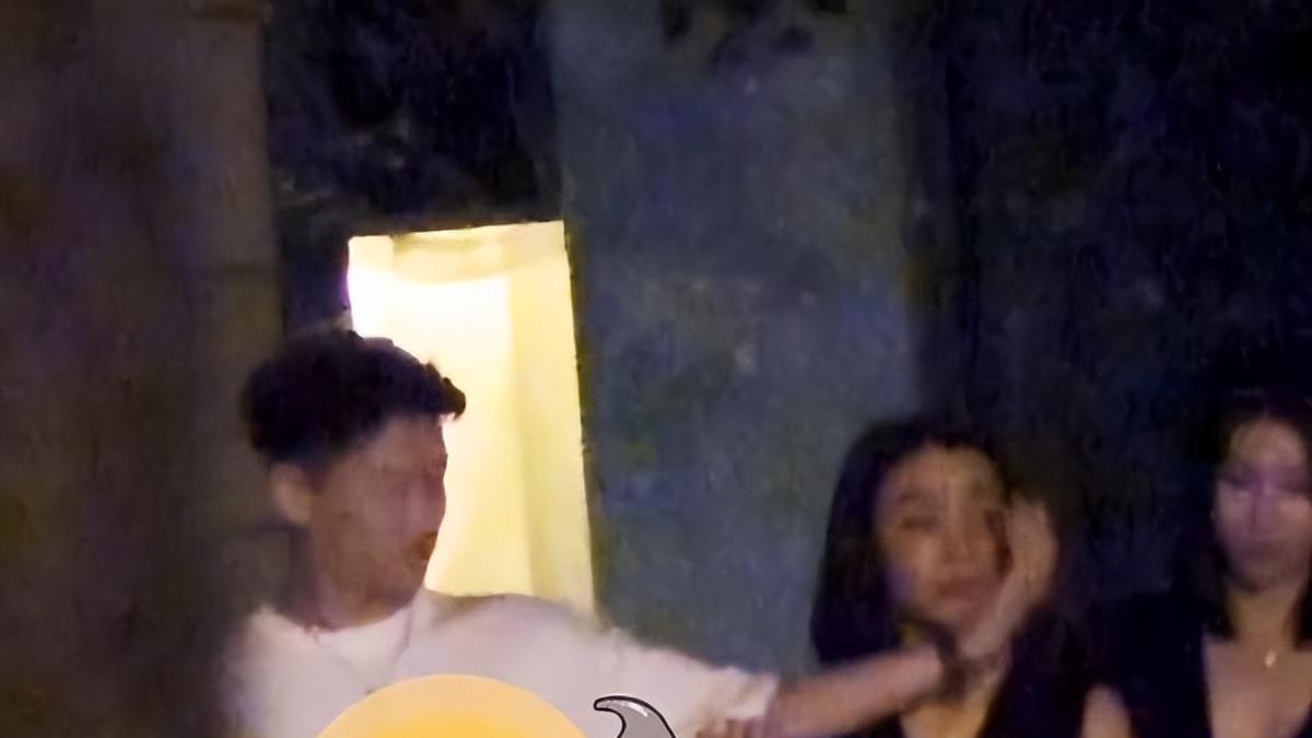 曹云金|曹云金被曝有新欢，深夜和靓丽异性同回酒店，离开德云社后开面馆