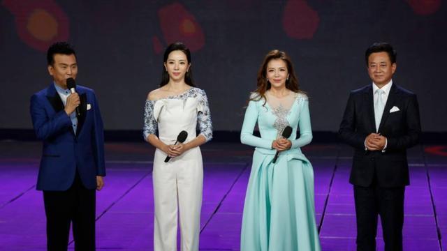 央视主持人岗位完成调整，康辉重返《新闻联播》，李思思被下放