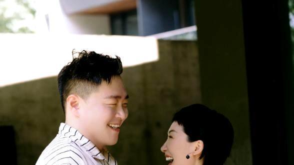 郝劭文|郝劭文大婚引争议：与八岁继女亲吻，男方父母穿黑衣疑对媳妇不满