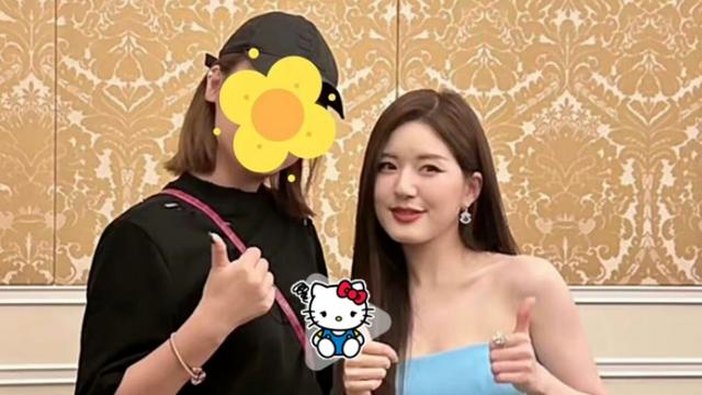 赵露思和素人合影又被嘲，明星和粉丝都爱活在精修图里？