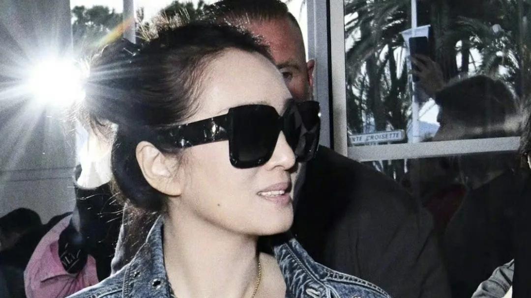 巩俐|巩俐穿万元牛仔褂去戛纳，手提3.8万包包太豪横，外国老公引热议