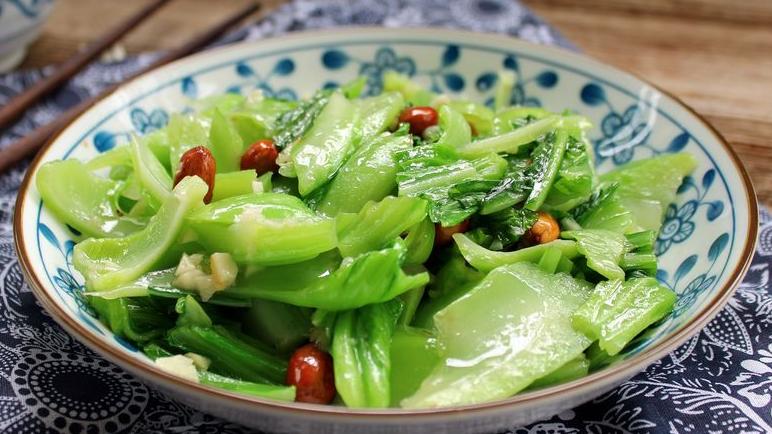 食盐|5种绿叶菜含钙比牛奶高，每天吃一盘，轻松把钙补足，老少都爱吃