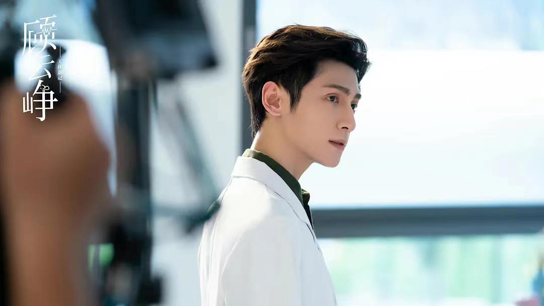 同样是“穿西服”，龚俊、罗云熙对比，差距一目了然