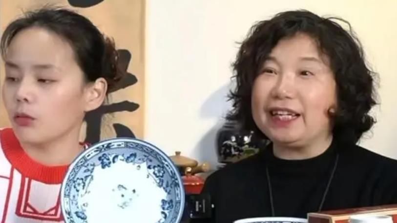 杜新枝与儿媳熊磊同框带货，感慨亲情比金钱重要，直播间热议不断
