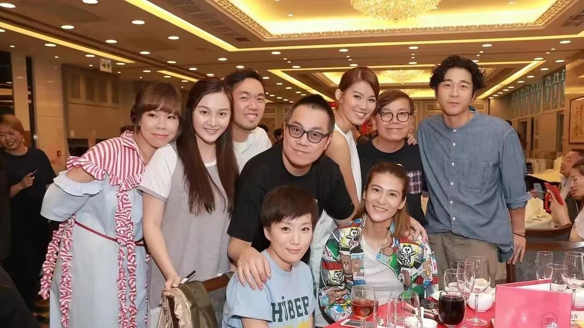 黄百鸣晒与已故艺人周海媚合照，让粉丝们大呼惊喜，两人关系好。