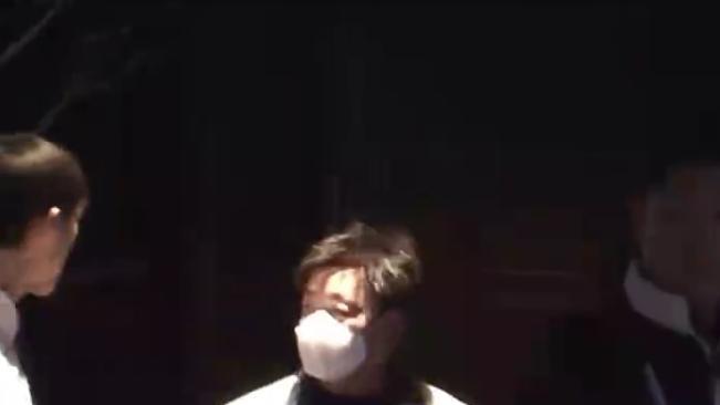 王宝强|王宝强与美女聚餐，身材暴瘦被人搀扶疑醉酒，紧抱男人窃语引热议