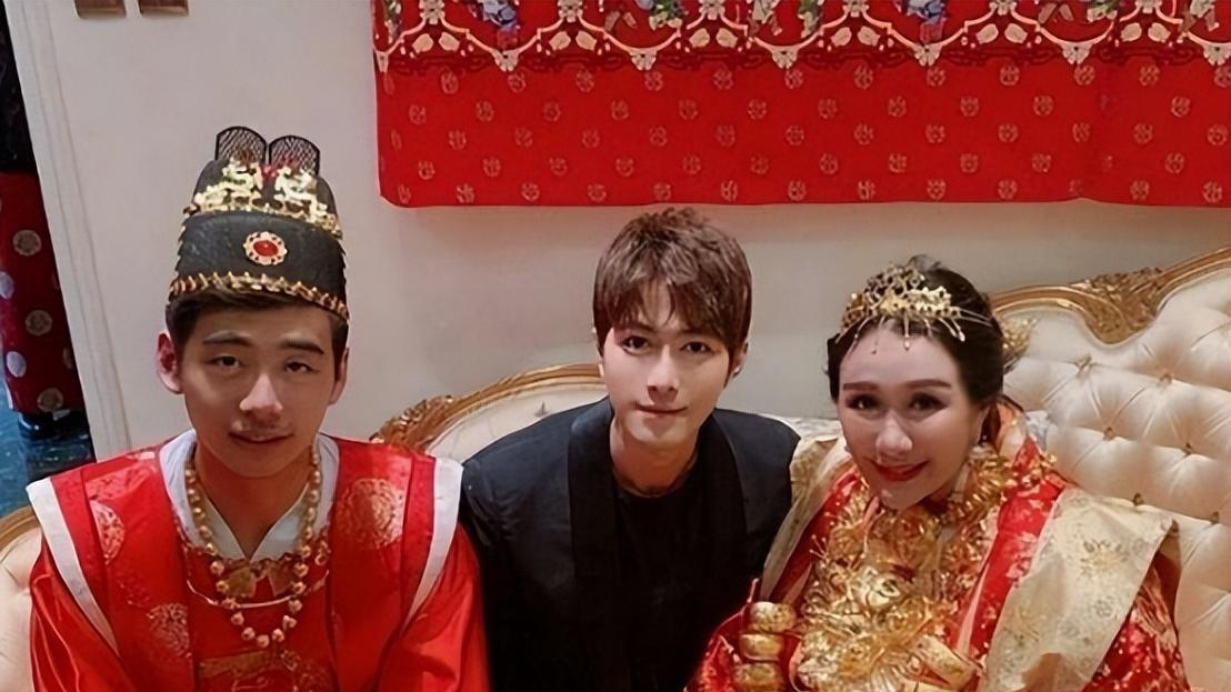 |何超盈：倒贴14亿下嫁东北小伙，结婚5年被丈夫宠成宝