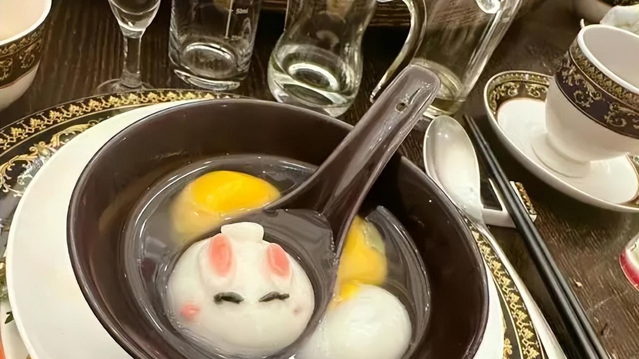 黄晓明|曝黄晓明带新女友见家长，女方科技脸好似芭比娃娃，离婚带俩娃