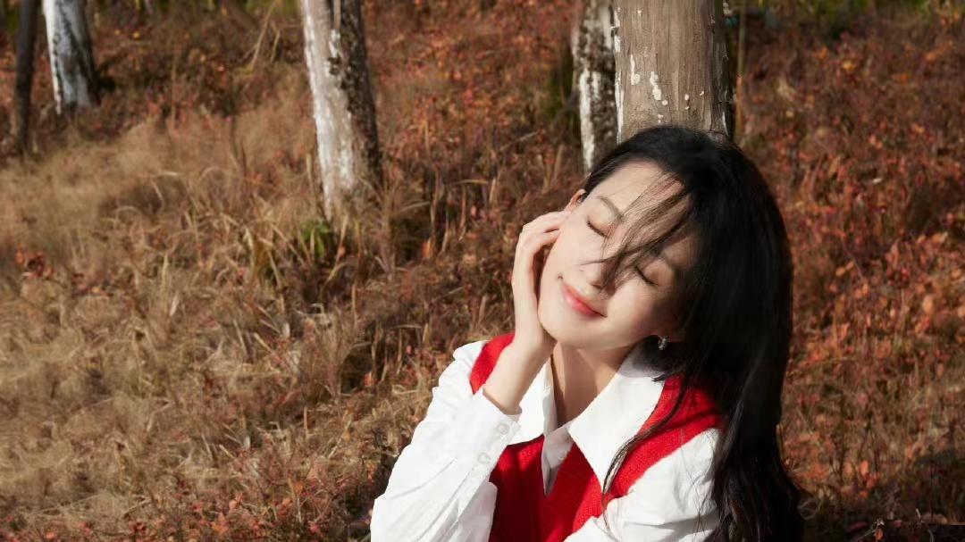 李沁|李沁穿红色刺绣小兔背心内搭白衬衫配牛仔裤，新年氛围拉满