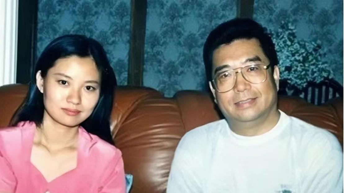 李双江 李双江与大儿子合影！一头乌发较现年轻，56岁李贺制服出镜超帅