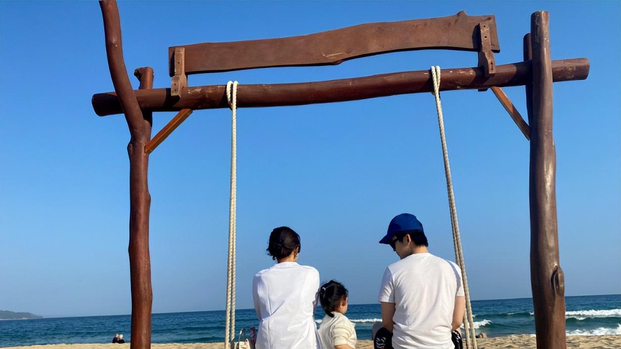 董子健|董子健离婚后首个新年与女儿过，大福骑爸爸脖子撒欢，父女好温馨