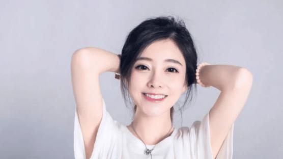 冯提莫现身重庆，五官僵硬身材矮小引围观，身高不足150成网友吐槽焦点