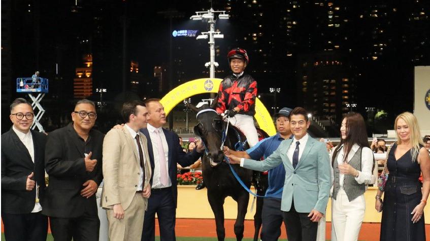 郭富城携妻子方媛现身马场 赛马赢得复出后首场头马