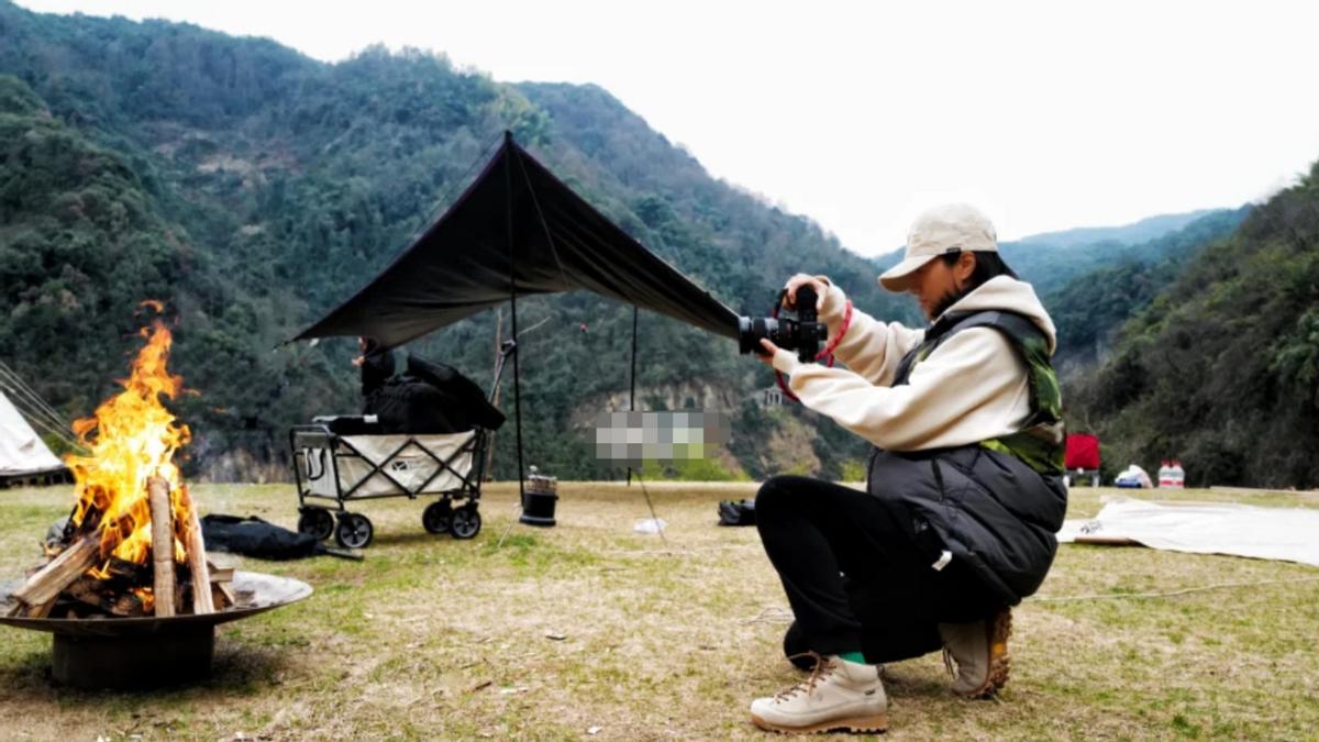 朱丹|朱丹带女儿去露营，5岁小小丹已戴上眼镜，周一围忙着拍戏挣钱
