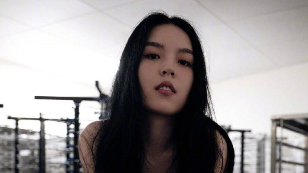 李咏女儿出席活动惹争议，穿露背长裙气质差，找不到工作才当演员