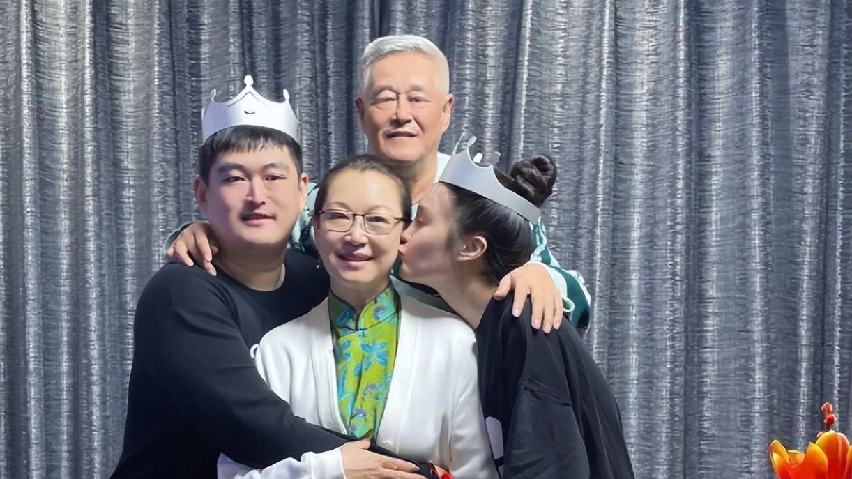 赵本山|上赶着？赵本山女儿官宣领证，称不会办婚礼，婚纱照被嘲像姐妹