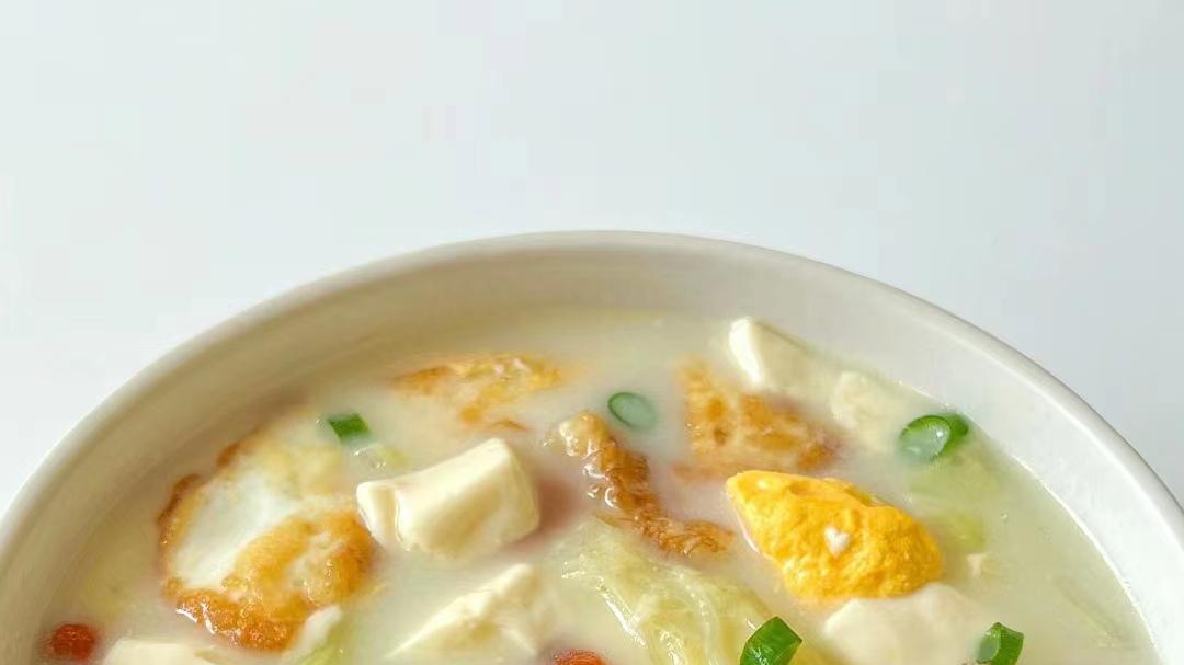 |做法简单巨好吃的白菜豆腐煎蛋汤，清香诱人，汤汁奶白，营养味美