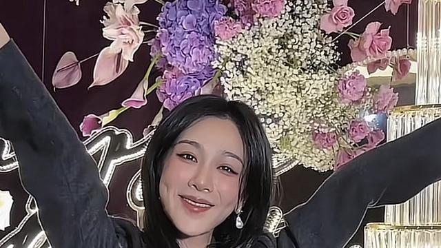 杨紫被质疑整容，晒庆生照模样大变，满脸通红、脸肿僵硬不自然