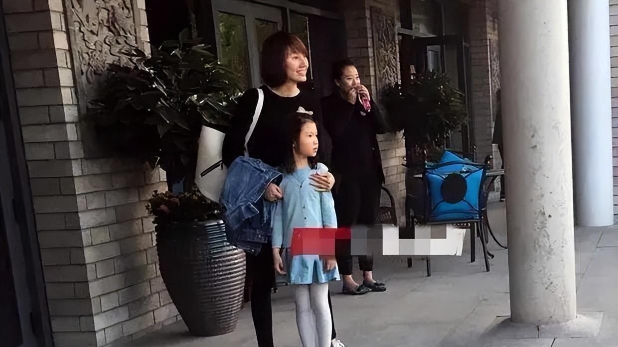 短发 在街上拍到袁泉！脸黄又显老扶腰走路毫无气质，路边阿姨都比她美