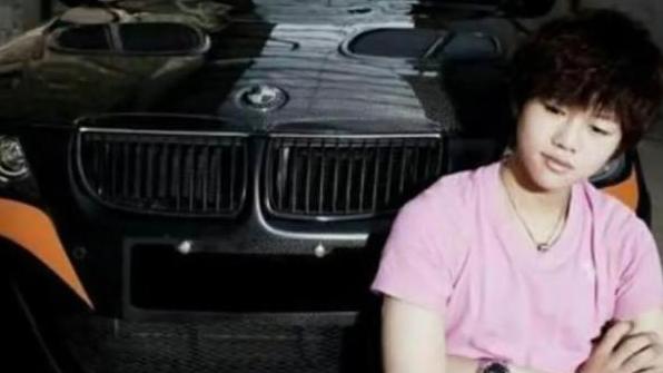 李冠丰|李天一今天出狱，李双江为迎接儿子出狱喝茅台，染头发，奏乐好惬意！