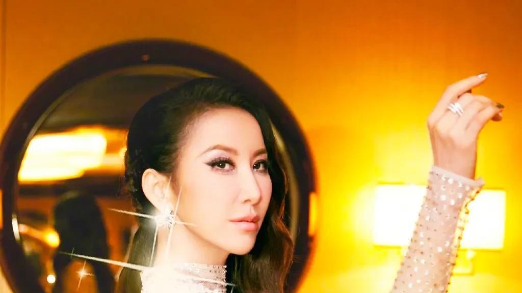 那英发文悼念李玟，结果收到网友上千条恶意评价！这究竟是为何