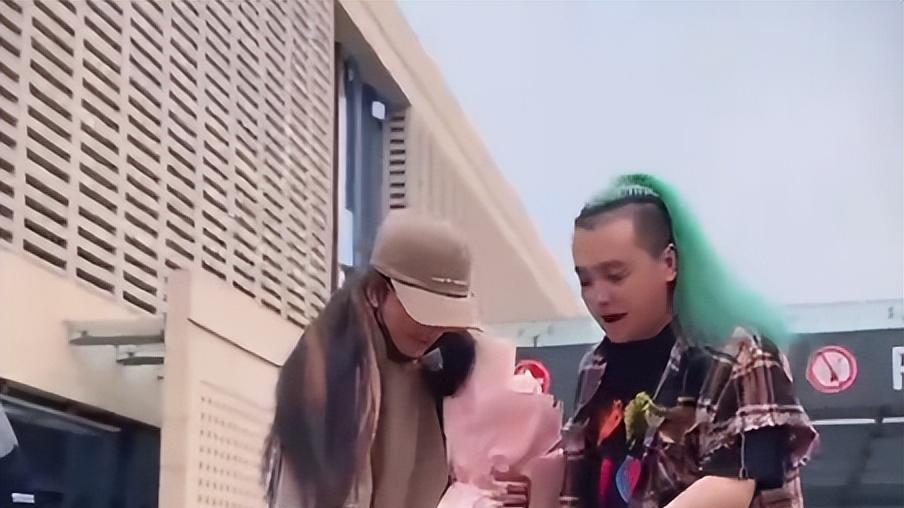 赵本山|65岁杨丽萍再惹争议！随手扔垃圾被批没素质，腿部满是疤痕太抢眼