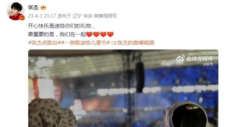 谢娜|网友偶遇张杰谢娜带小咘芽上早教课，张杰负责看娃，谢娜玩手机