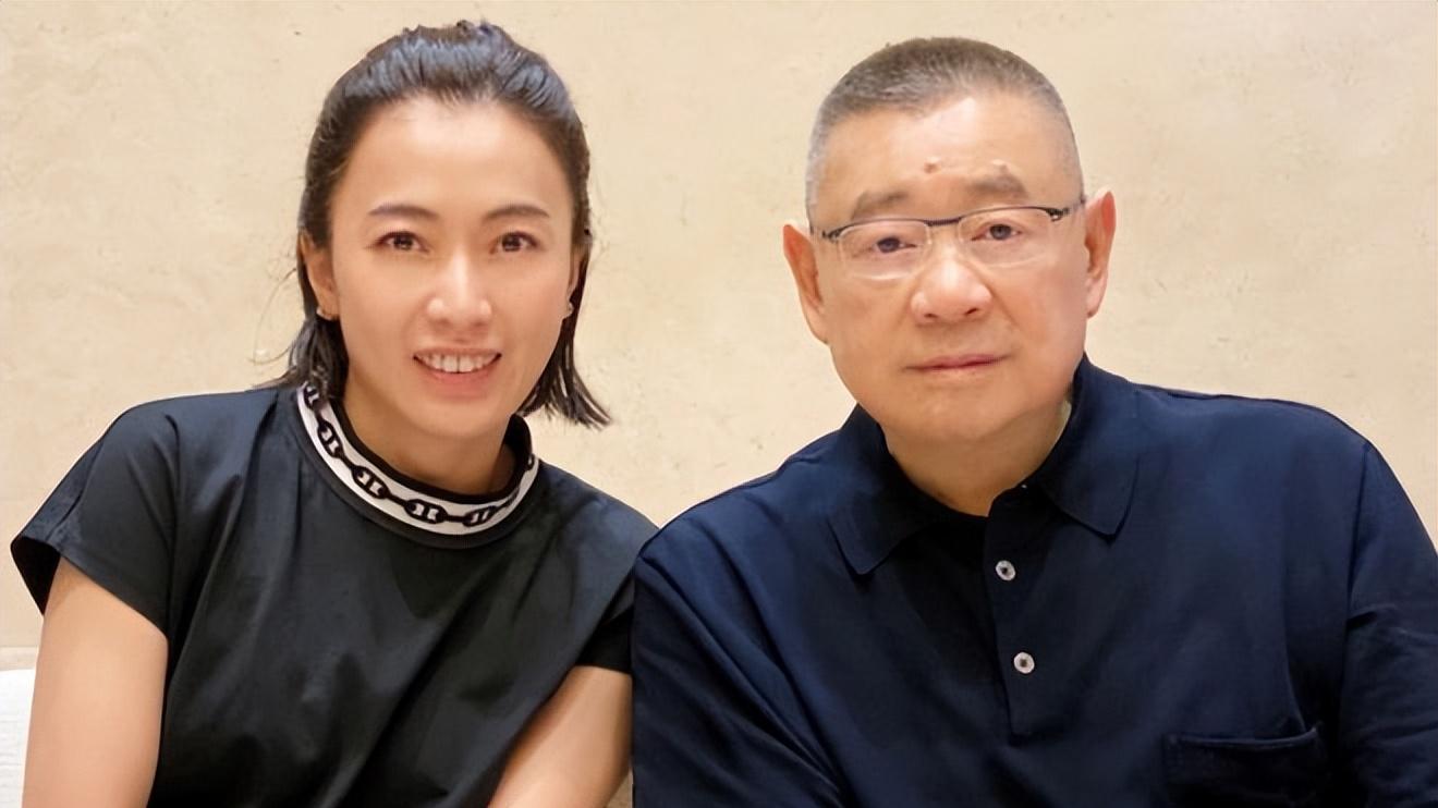 周星驰|甘比坐迷你小车出行，刘銮雄送2套特殊车牌寓意深，被侃小气抠门