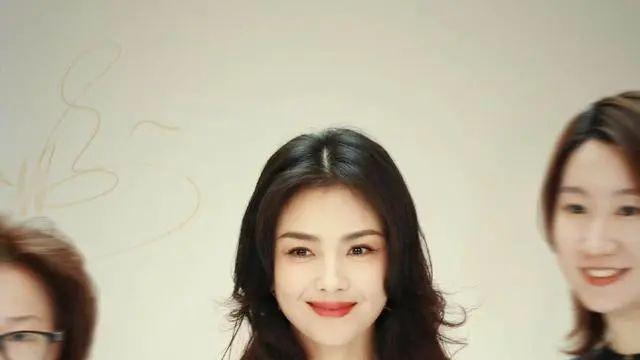 穿衣搭配 刘涛又美出圈了！一身白优雅温柔太有女人味，44岁比24岁还要美