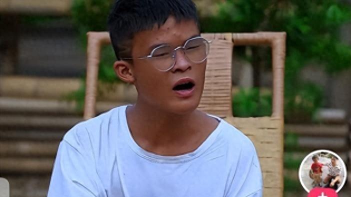 小马云的哥哥被曝光去世！首度现身辟谣，穿白色T恤很悠闲