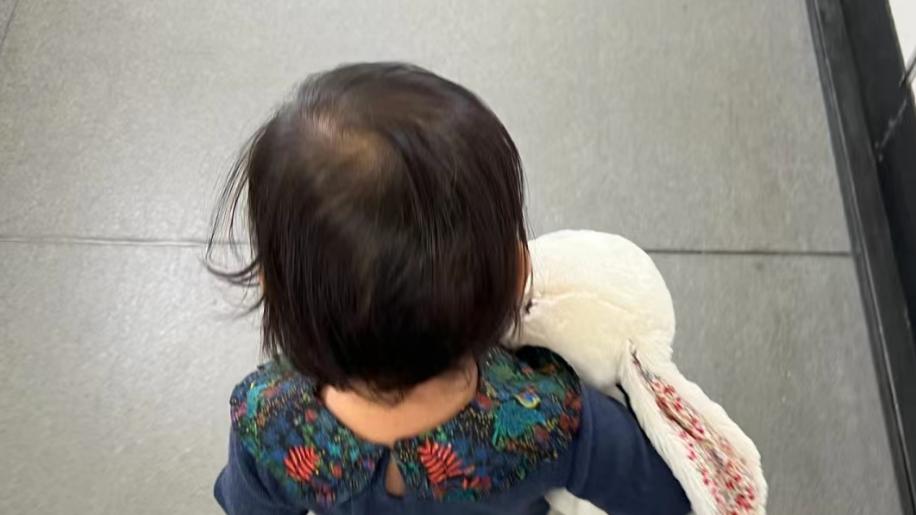 朱珠老公独自带娃去巴黎，获岳父竖大拇指点赞，珠宝豪放睡姿曝光