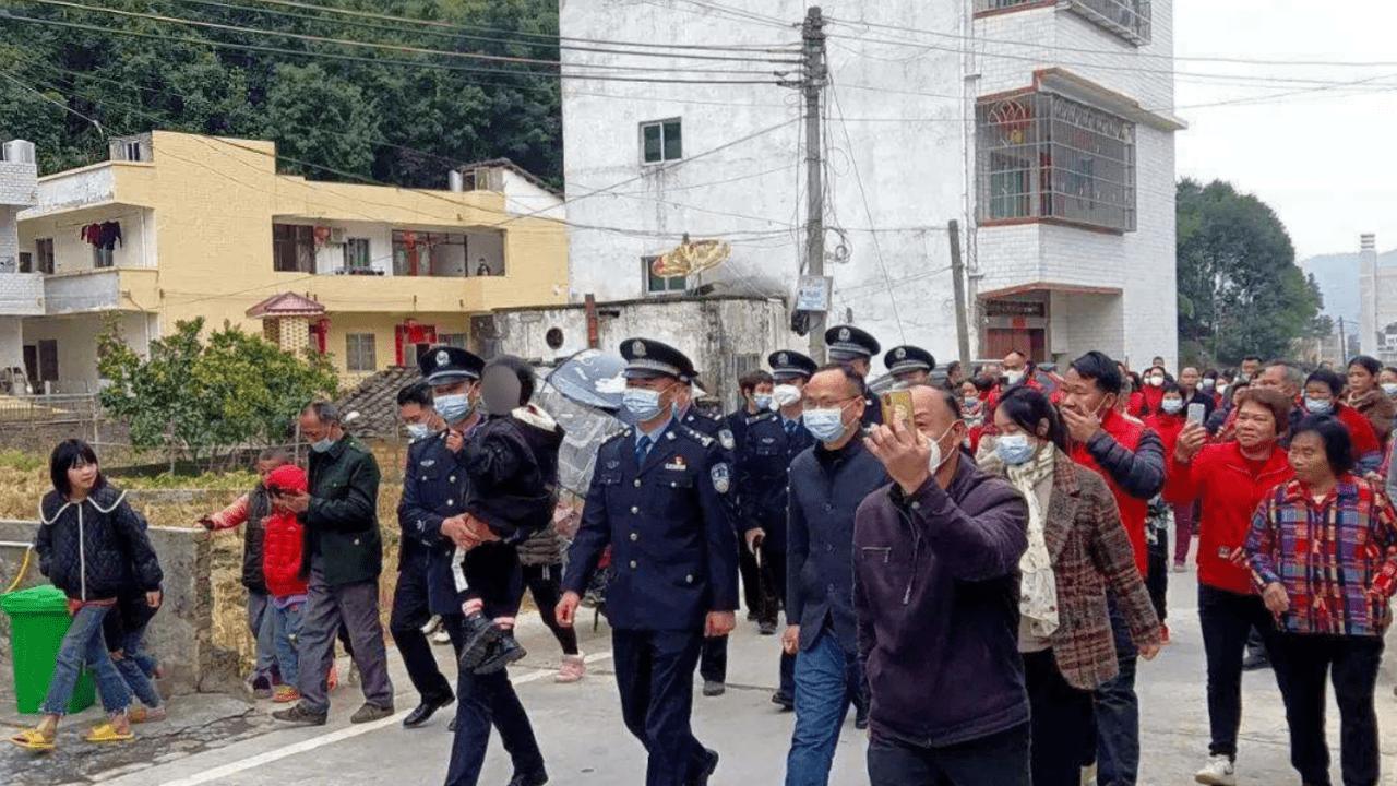 女童被同村男子拐走以 6 万卖掉：报警人是小孩的母亲、留守儿童