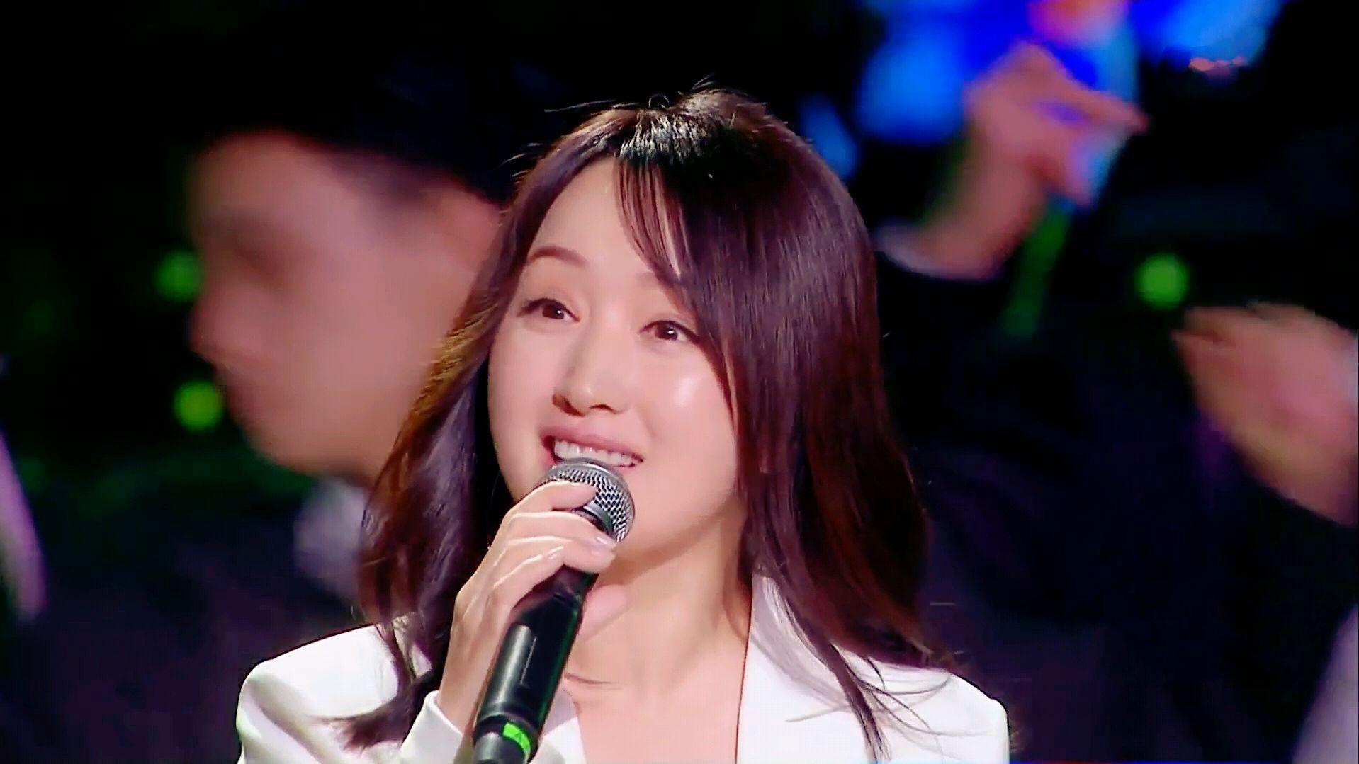 杨钰莹|52岁杨钰莹现身商演，小腹隆起被疑怀孕，精修图与生图判若两人